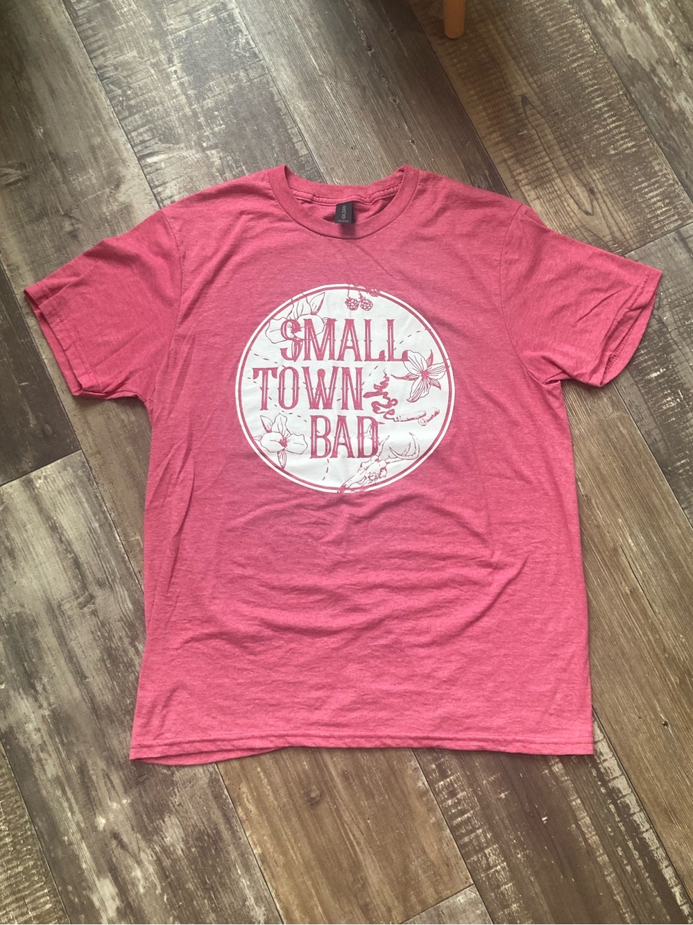 🐂 SMALL TOWN BAD 🌺 unisex size medium